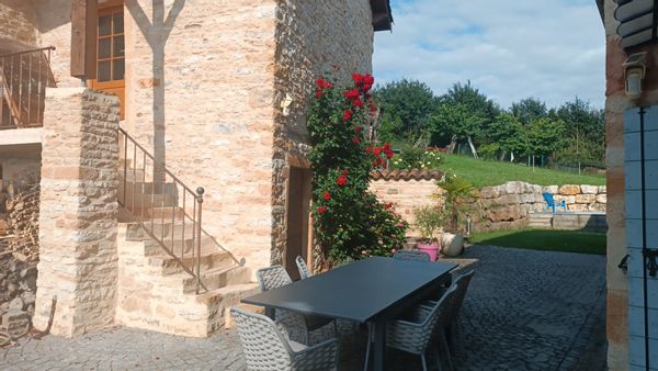 Maison de charme en pierres située dans un petit village du beaujolais. 30 minutes de Lyon en bus