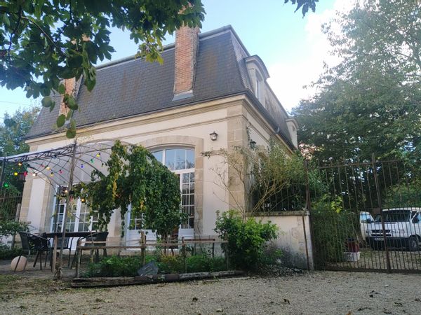Jolie maison de maître dans son écrin de verdure, juste à côté d’Orléans aux portes de la Sologne