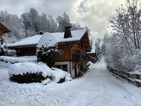 Le chalet de Anne et Emmanuel, situé sur le versant sud à 150 m du cœur du village de Samoëns.