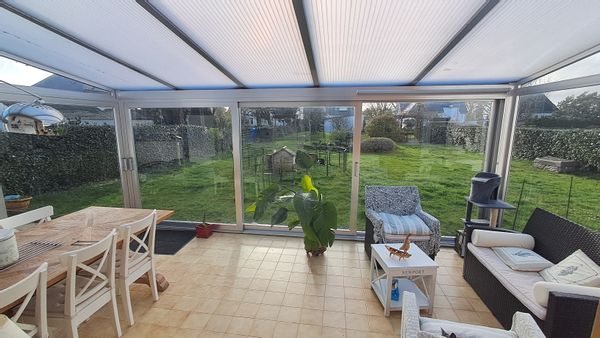 La maison est située à 300m à pied de la belle plage de l'île tudy