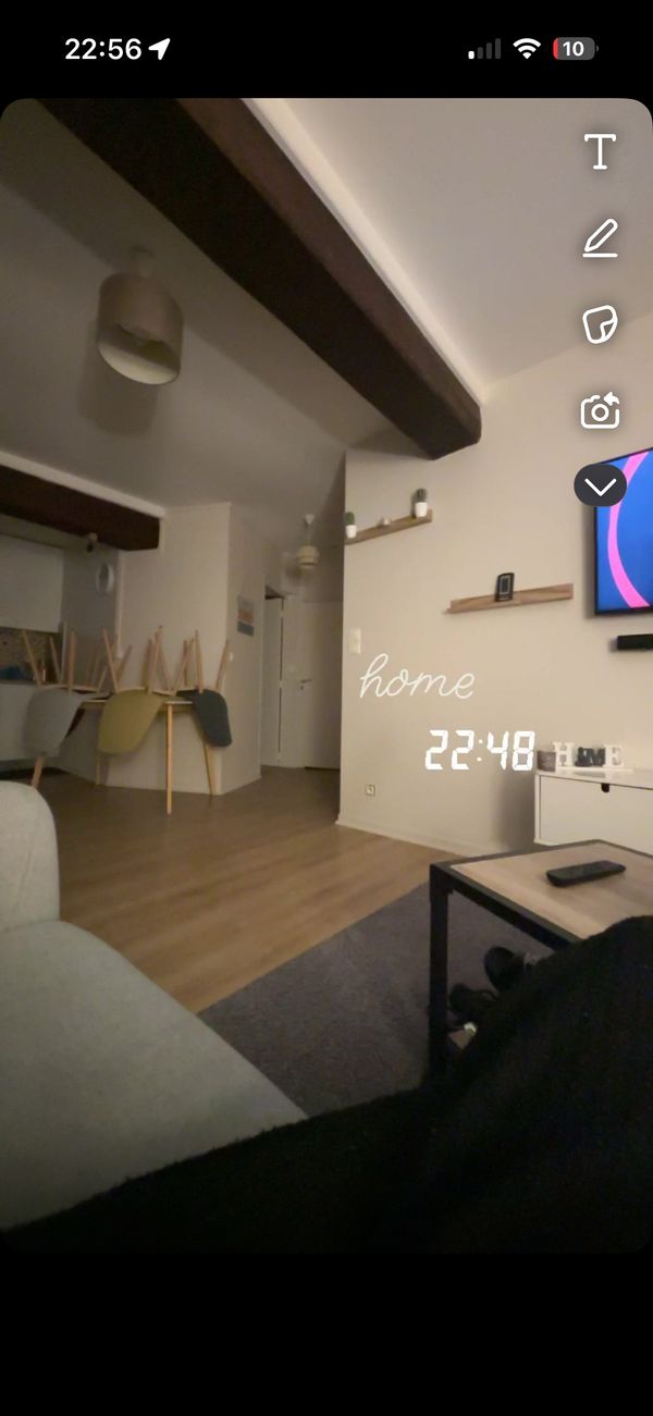 La chambre privée de Jo dans un appartement en pleine ville, rue assez calme et très agréable