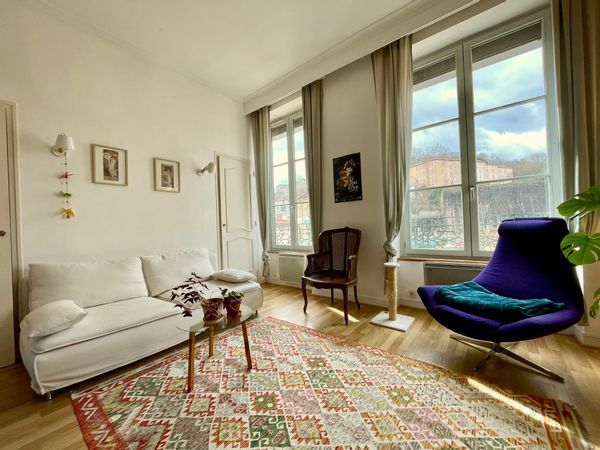 Appartement deux personnes centre-ville, Vieux Lyon touristique, vue sur la basilique Fourvière