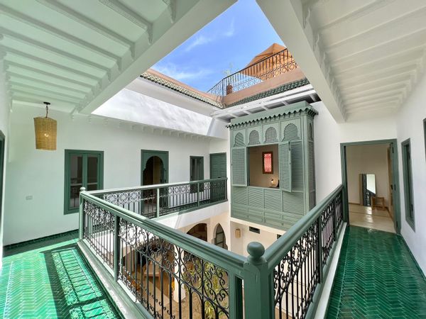 La maison de Béatrice est un riad de 6 chambres 6 salles de bain avec piscine, personnel sur place