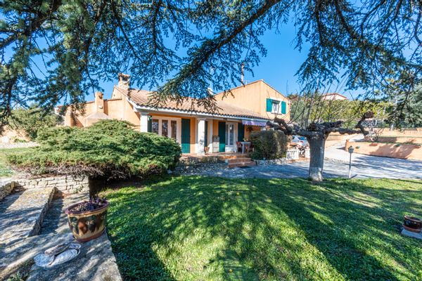 Maison lumineuse au pieds de la colline, en Provence