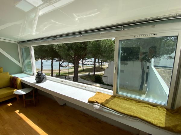 Mon appartement est ensoleillé avec sa loggia vitrée, au dernier étage, vue sur l'eau et les pins !
