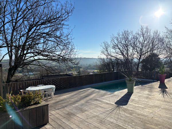 Maison avec vue et extérieur terrasse en bois avec piscine, parfait pour l'été !