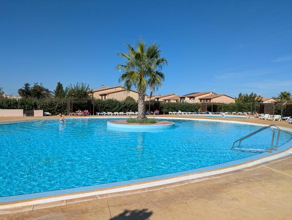 La maison de Nicole & Alain dans un domaine sécurisé, avec 2 piscines, à 10 min à pieds de la mer.
