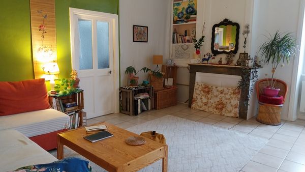 Petit appartement simple et cosy.