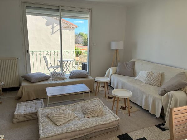 Mon logement est un appartement dans un quartier résidentiel de narbonne.