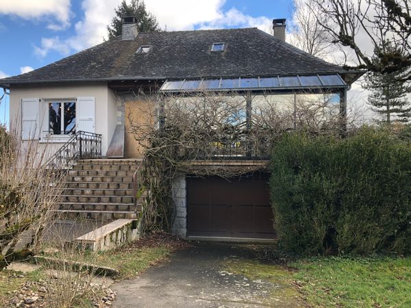 Maison du Cantal dans un bourg avec tous les services