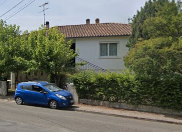 Maison douillette avec un joli jardin en périphérie d'une petite ville pleine de charme.