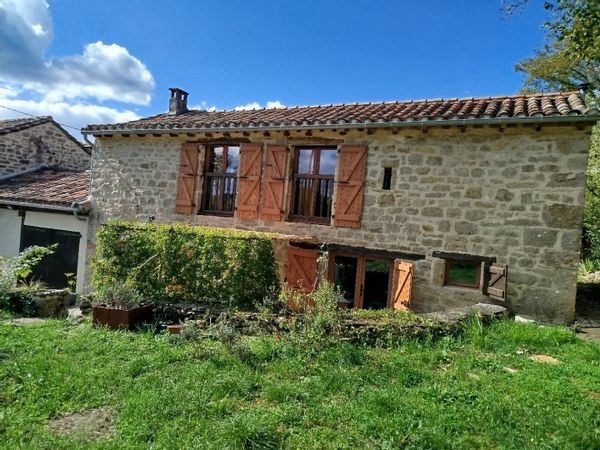 Maison de pierre dans hameau  proche d'un joli village dynamique