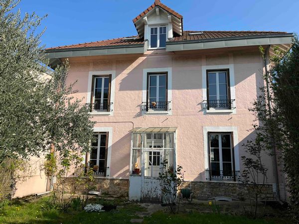 Grande maison, charme de l'ancien et jardin atypique, environnement calme proche transports Paris