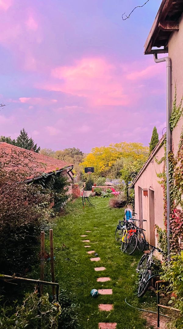 Maison familiale proche Toulouse, avec jardin, terrasse ombragée, piscine et accès lac à pied