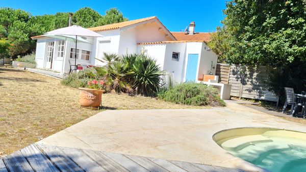 Les Malouines, agréable petite maison balnéaire avec piscine privée, jardin clos et grande terrasse