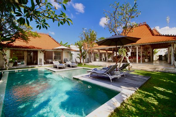 Stunning 4 bedrooms private villa in prime location