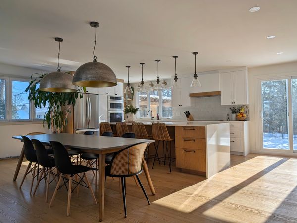 Maison lumineuse avec grand terrain familial et piscine – Le meilleur de Montréal et des Laurentides