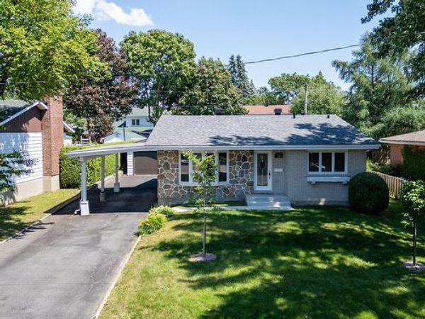 La maison de Coraline Maison proche de Montréal tout en étant au calme. 4 chambres et 2 sdb