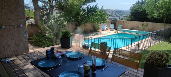 Détente sous les pins : Maison avec piscine entre Aix et Marseille