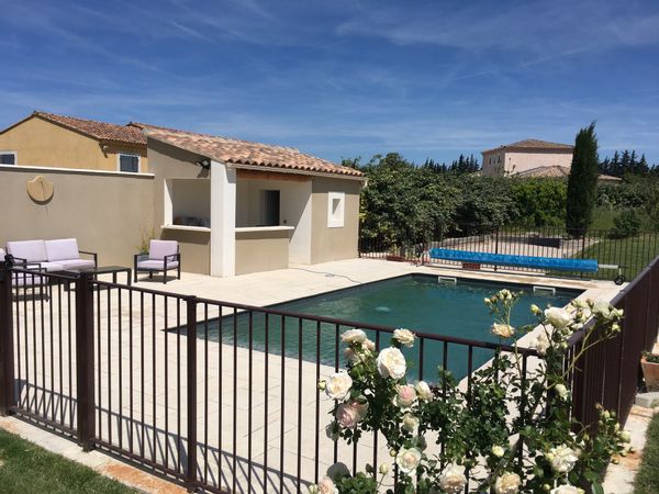 Charmante villa avec piscine et grand terrain entre Avignon et Saint Rémy de Provence