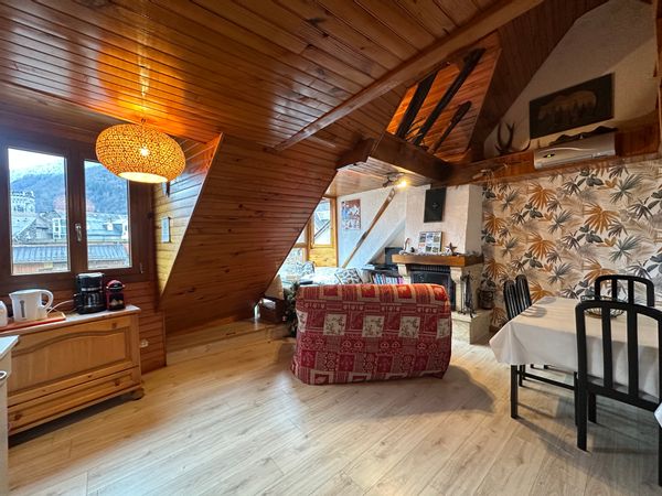 Petit appartement cosy avec vue sir les montagne avec parking gratuit. 5 min à pied des télécabines.