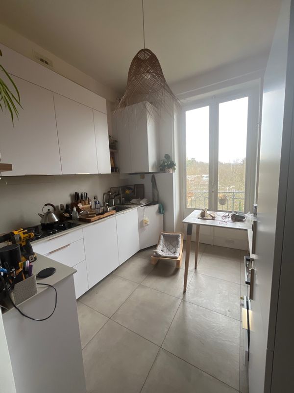 A bright apartment in a charming building from 1900 in a calm village on the outskirts of Lyon.