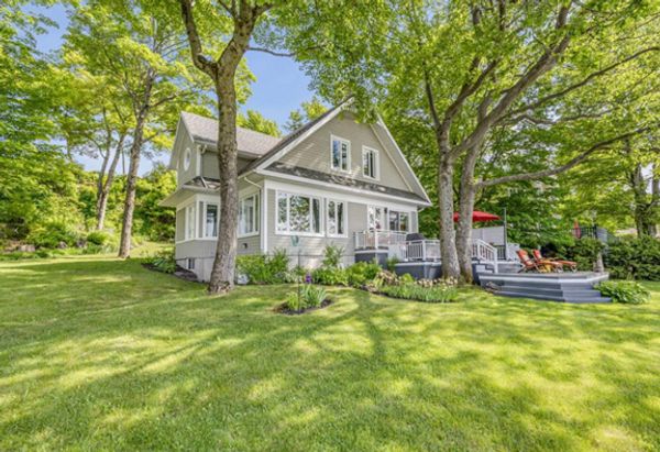 Maison de vacances lumineuse Directement au bord de l'eau. Coucher 7 personnes. 25 min. de Québec.