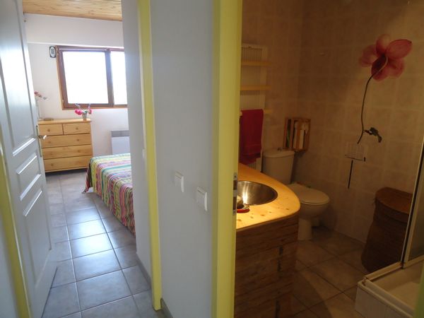 Chambre d'invités avec salle de bain