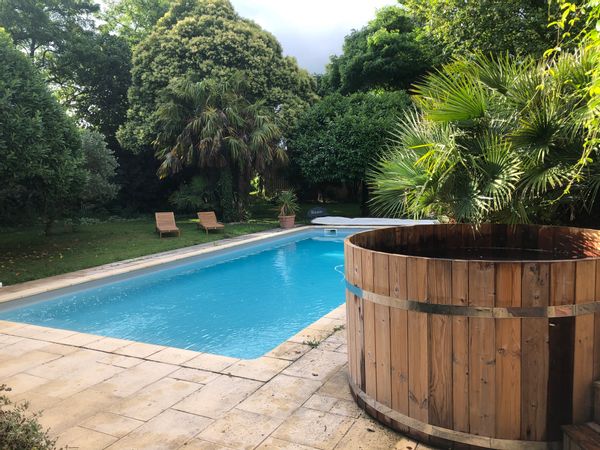 Grande maison à Saint Emilion avec piscine et sauna. Ambiance comme à la maison