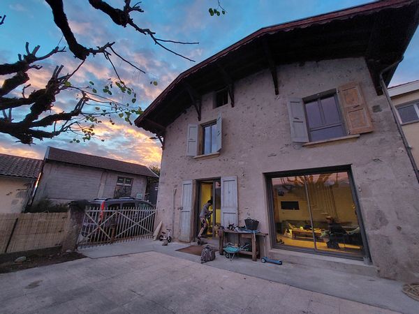 Belle maison en pierre rénovée par nos soins, petit cocon confortable au pied des montagnes.