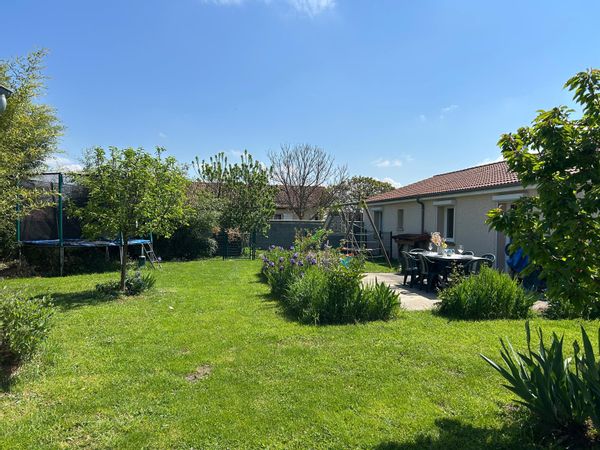 Maison dans un village au calme, pour passer un séjour agréable.