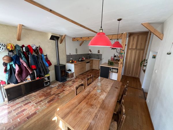 Appartement/maison joliment rénové, au pied des 3 becs, les pieds dans l’eau à 2 pas du centre bourg