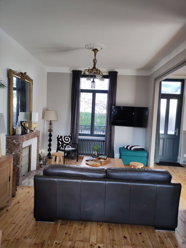 Maison 1930 rénovée avec goût, le charme de l'ancien avec un jardin, une piscine, un havre de paix.