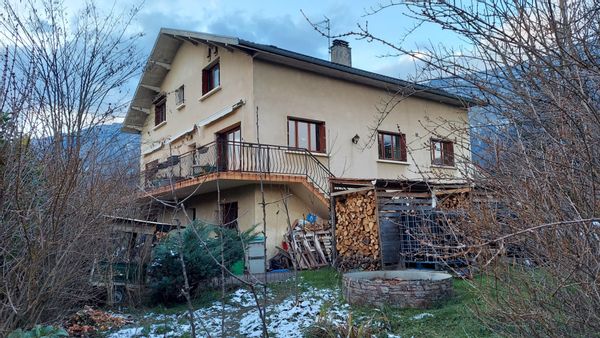 Grande maison avec piscine 10 x 5m, à flanc de montagne, proche lacs, stations de ski et parapente.