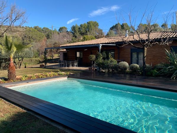La maison de Caroline est située au cœur de la Provence dans un petit village de 4000 habitants.