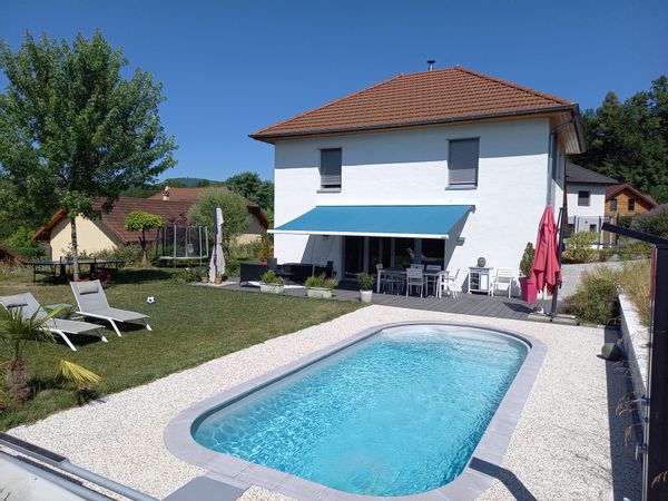 Maison agréable et calme, idéale pour des vacances entre lac et montagnes.