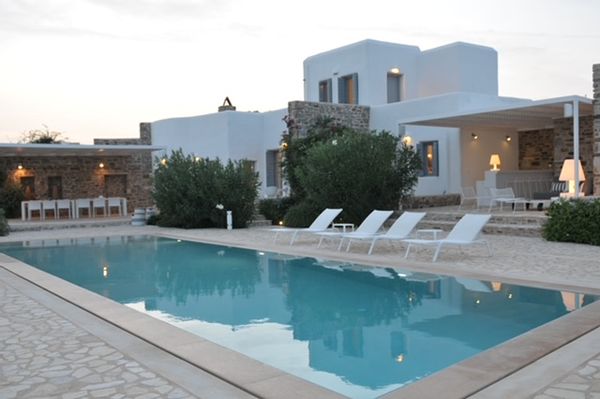 Deux chambres privées, 2 salles d'eau,  piscine dans un grand terrain à 100 m de la mer.