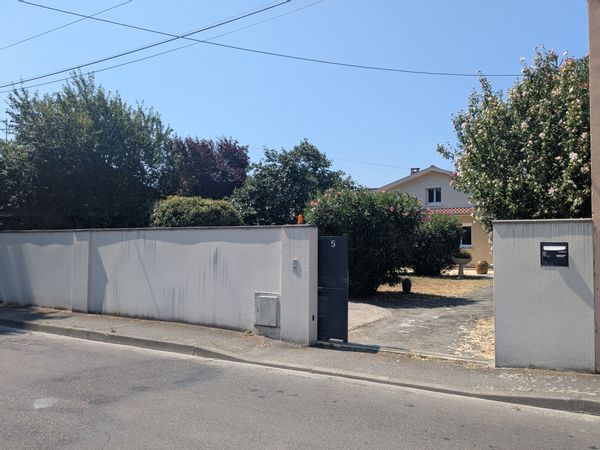 Maison avec beau jardin, à proximité immédiate de Toulouse, dans un village accueillant et paisible.