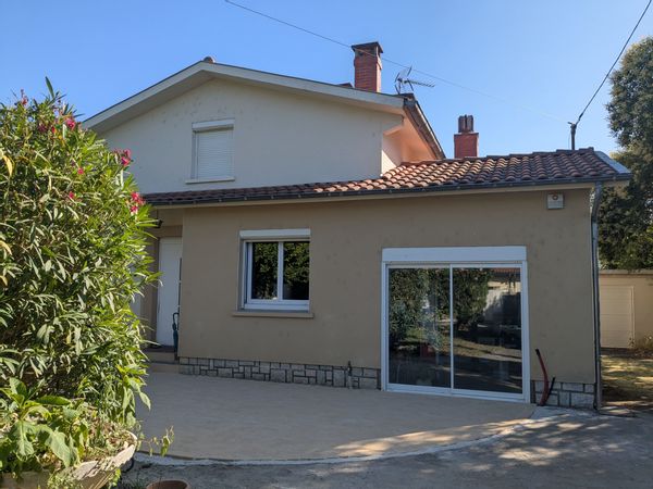 Maison avec beau jardin, à proximité immédiate de Toulouse, dans un village accueillant et paisible.