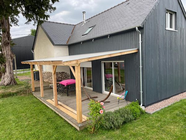 Maison rénovée pierre et bois, à 3 km du Lac de Trémelin. Aux portes de la forêt de Brocéliande.
