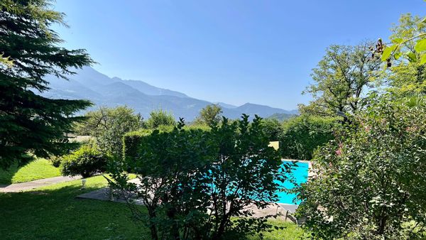 Grande maison avec piscine au pied des Alpes