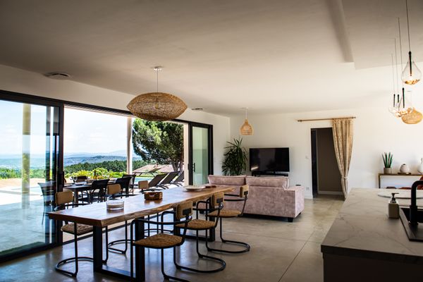 Villa lumineuse avec vue panoramique et piscine en Ardèche