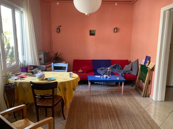 Appartement calme, dans un quartier très "village" mais central d'Athènes.