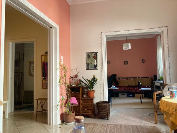 Appartement calme, dans un quartier très "village" mais central d'Athènes.