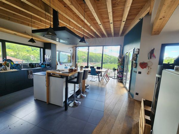Maison familiale avec piscine au cœur du Beaujolais – proche Lyon