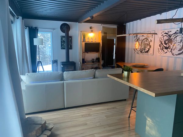 Maison construite à partir de conteneurs maritimes recyclés