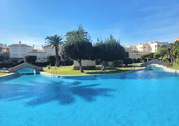 Appartement 6 personnes, terrasse et accès direct à la fantastique piscine et au superbe jardin.