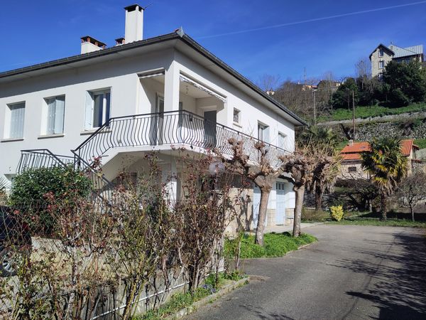 La maison de Xavier A Foix, entre nature et culture, montagnes et Pays Cathare.