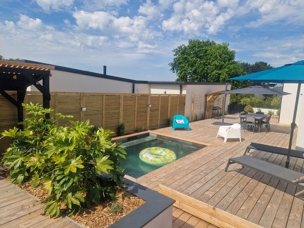 La maison contemporaine au bord mer .