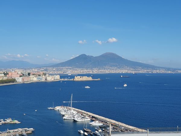 La maison de Stéphanie a une vue imprenable sur la baie de Naples, le Vésuve et l ile de Capri
